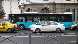 Autobuzele au liber să circule pe liniile de tramvai. Cu cât se reduce timpul parcurs pe drum