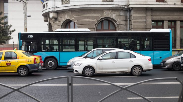 Autobuzele au liber să circule pe liniile de tramvai. Cu cât se reduce timpul parcurs pe drum