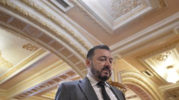 Deputatul „Mitralieră“ a fost amendat pentru că nu a purtat mască de protecţie în benzinărie. Reacția politicianului
