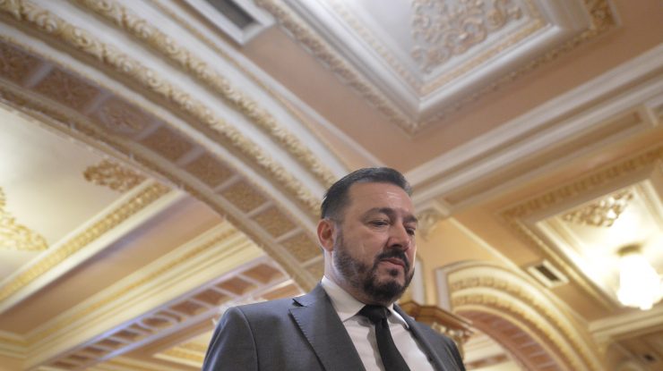 Deputatul „Mitralieră“ a fost amendat pentru că nu a purtat mască de protecţie în benzinărie. Reacția politicianului