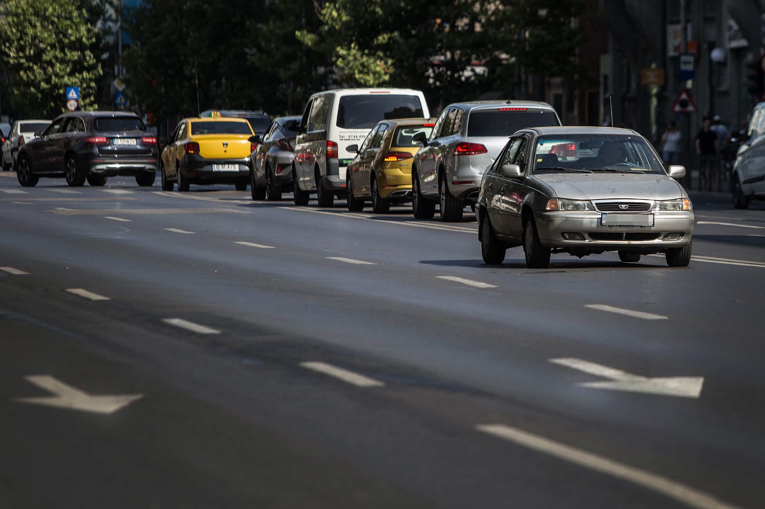 Se reiau examenele pentru obţinerea permisului în Bucureşti, iar înmatricularea maşinilor se simplifică