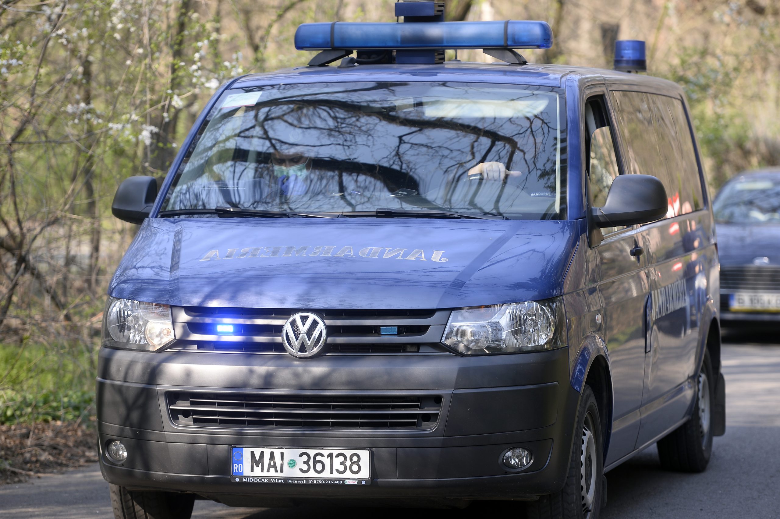 De la bar, la secția de poliție. Mascații au oprit o petrecere într-un bar din județul Sibiu