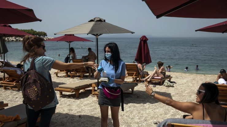 Cristi e în Grecia şi îţi arată cum te poţi distra acolo, chiar dacă e pandemie