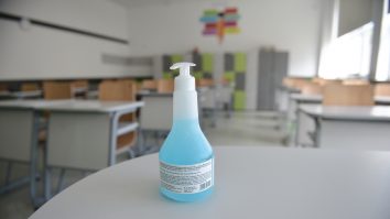 Noua realitate din școli, din toamnă, descrisă de Rafila: Clase de 15 elevi/ Profesorii, obligatoriu cu măști