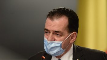 Orban: Unele cluburi trebuie închise. Există terase de fiţe unde nici personalul nu respectă reguli/ Controale în metrou şi supermarketuri