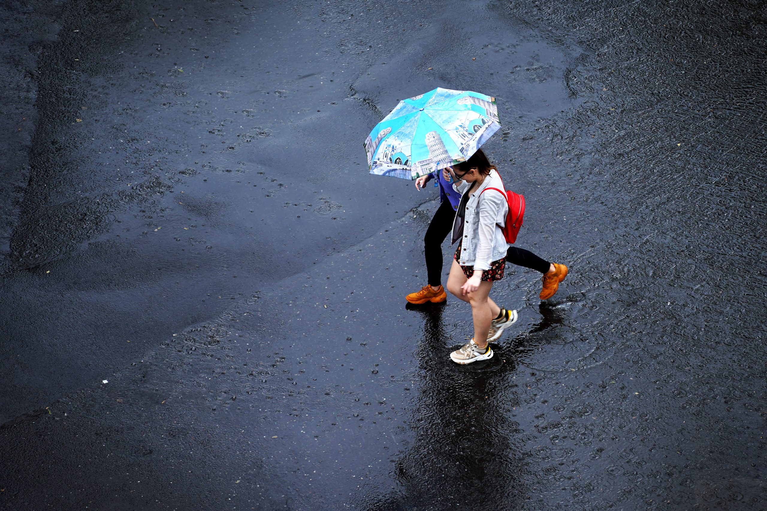 ANM a emis cod galben de ploi, valabil în aproape jumătate de țară. Meteorologii anunță ninsori la munte