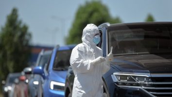 Alți trei români aflaţi în Grecia, confirmaţi cu Covid-19. Zonele în care se aflau