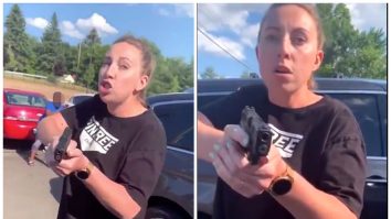 Țipete și insulte. Momentul în care o femeie albă amenință cu un pistol o femeie de culoare