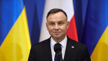 Președintele Poloniei, păcălit prin telefon de doi farsori ruși