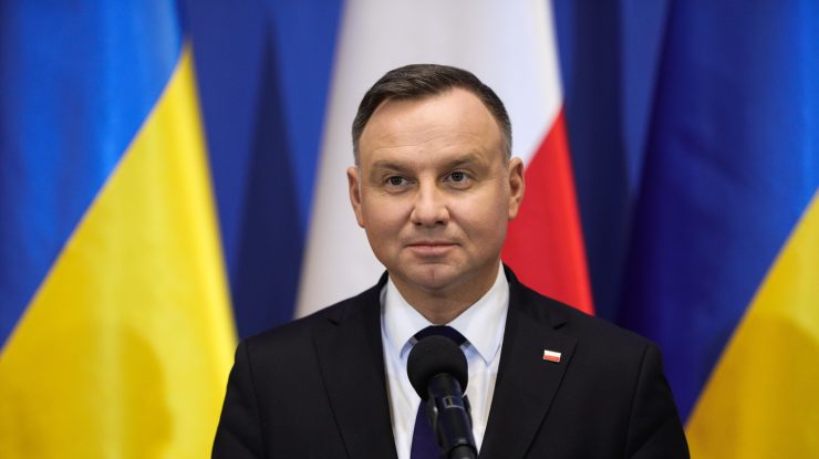 Președintele Poloniei, păcălit prin telefon de doi farsori ruși