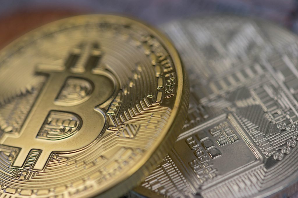 Prețul unui Bitcoin a depășit valoarea de 11.000 de dolari. Ce spun specialiștii despre viitorul monedei virtuale