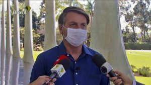 Jair Bolsonaro și-a dat masca jos în fața jurnaliștilor după ce a anunțat că are coronavirus. Reacția presei. VIDEO