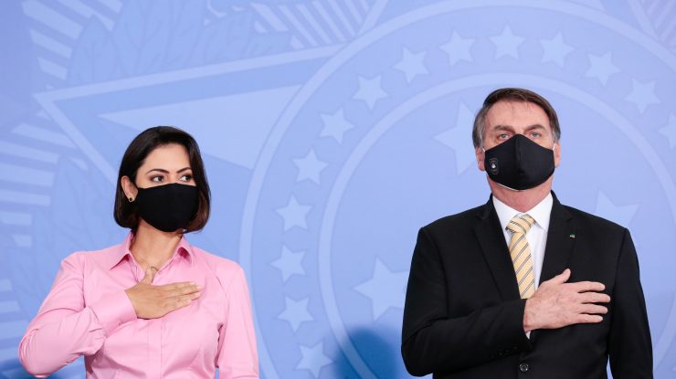 Bolsonaro declară că are „mucegai în plămân” din cauza izolării, în timp ce soția lui este bolnavă de COVID-19