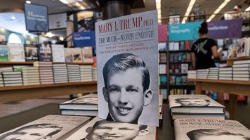950.000 de copii ale cărții despre Trump, vândute într-o singură zi. „Cel mai periculos om din lume”