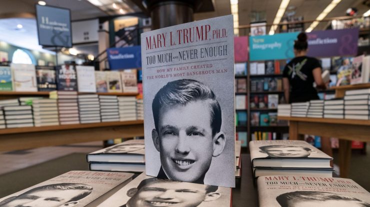 950.000 de copii ale cărții despre Trump, vândute într-o singură zi. „Cel mai periculos om din lume”