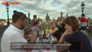 Cehii au sărbătorit sfârșitul pandemiei de COVID-19 cu o petrecere: 2000 de persoane s-au strâns la masă