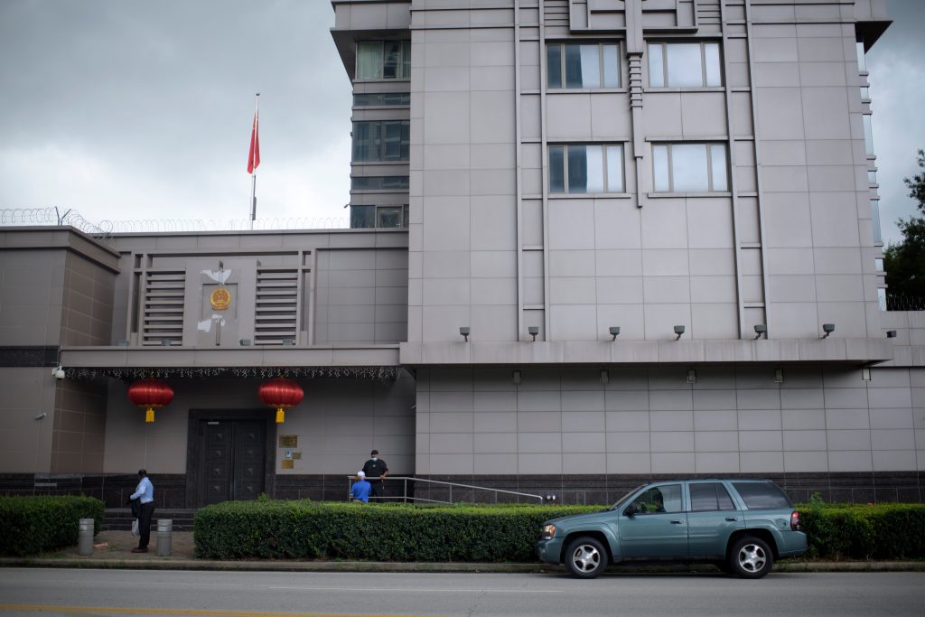 Consulatul de la Houston, centru de spionaj chinezesc. Au furat informații din cercetări medicale valoroase