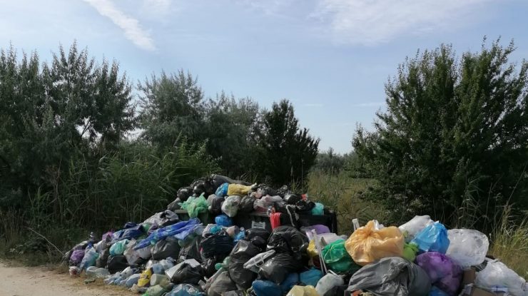 Plajele sălbatice Vadu-Corbu-Midia, împânzite de turiști și deșeuri. Autoritățile cer cu insistență respectarea regulilor de vizitare