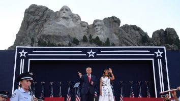 43.000 de îmbolnăviri în 24 de ore, în America, iar Trump sărbătorește Ziua Independenței cu artificii la Rushmore. Masca le-a lipsit