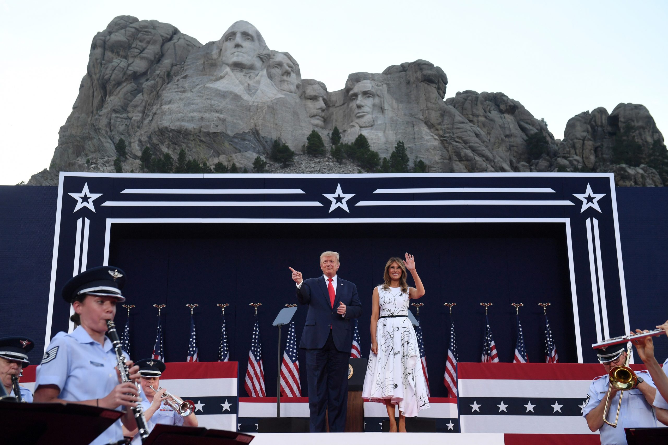 43.000 de îmbolnăviri în 24 de ore, în America, iar Trump sărbătorește Ziua Independenței cu artificii la Rushmore. Masca le-a lipsit