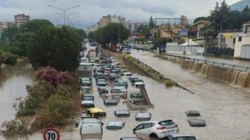 O „bombă de apă“ a lovit orașul Palermo: „A plouat în 2 ore cât într-un an“. Imagini cu străzile transformate în râuri