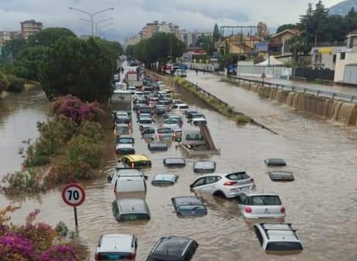 O „bombă de apă“ a lovit orașul Palermo: „A plouat în 2 ore cât într-un an“. Imagini cu străzile transformate în râuri