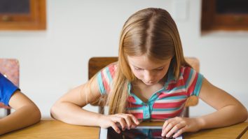 Ministrul Educației explică lipsa de tablete care îngreunează școala online. Când ar putea avea elevii dispozitivele necesare