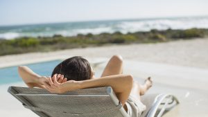 Expunerea excesivă la soare favorizează apariția melanomului. Uite cum te poți proteja