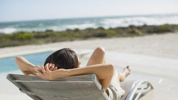 Expunerea excesivă la soare favorizează apariția melanomului. Uite cum te poți proteja