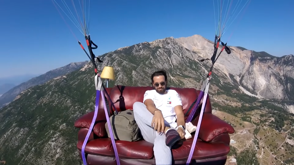 VIDEO Un instructor de paragliding a zburat cu canapeaua și televizorul deasupra Turciei