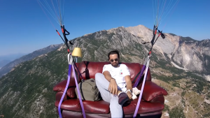 VIDEO Un instructor de paragliding a zburat cu canapeaua și televizorul deasupra Turciei