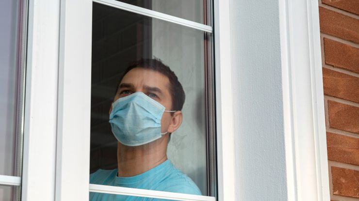 Legea carantinei a intrat în vigoare. Cine este obligat să stea în izolare și care sunt condițiile