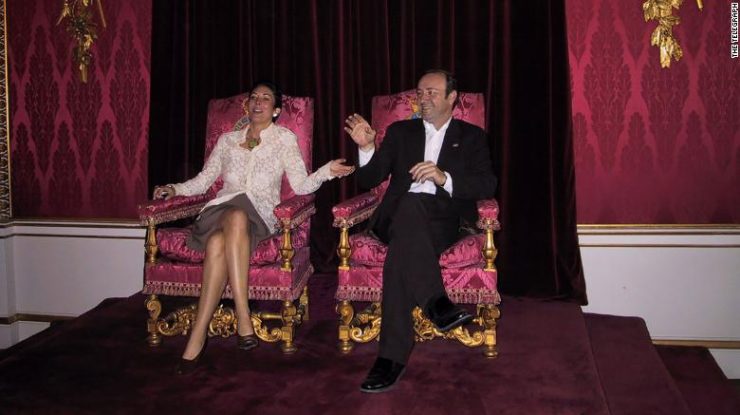 Ghislaine Maxwell, presupusa complice a lui Jeffrey Epstein, și Kevin Spacey, fotografiați pe tronul regal de la Buckingham