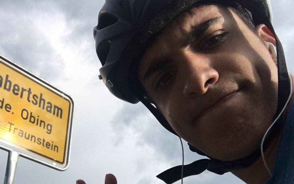 Un student de 20 de ani a mers cu bicicleta 48 de zile pentru a-și vedea familia: 3.500 de kilometri care i-au schimbat viața
