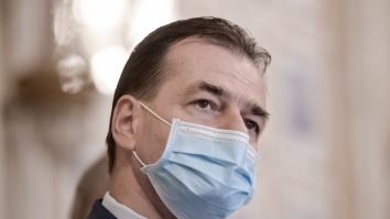 Măsură adoptată de Guvern: Câte locuri pe scaune la terasă, tot atâția clienți. Ludovic Orban explică decizia