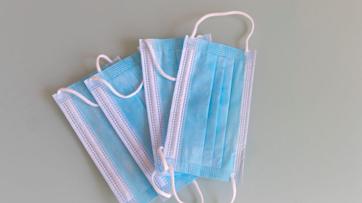 Cum depozitezi corect masca de protecție și ce faci după ce ai folosit-o