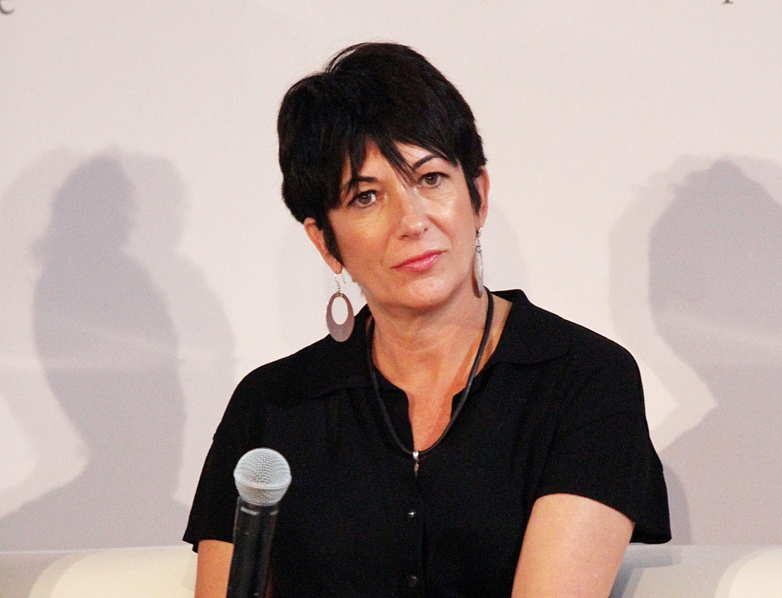 Ghislaine Maxwell ar deține filmări secrete cu Epstein și prietenii lui bogați în timp ce fac sex cu minore