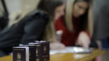 Doar anul acesta mai poți călători în UE cu buletinul clasic. Cât costă buletinul cu cip de care vei avea nevoie anul viitor