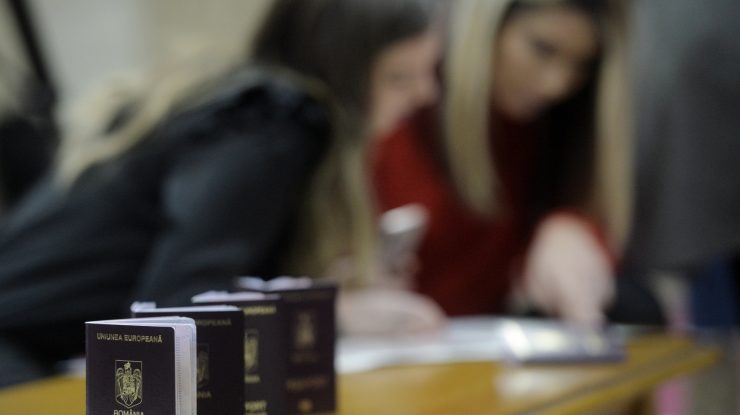 Doar anul acesta mai poți călători în UE cu buletinul clasic. Cât costă buletinul cu cip de care vei avea nevoie anul viitor