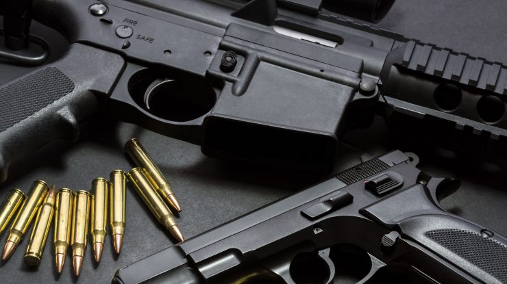 Un irakian din Timișoara produce arme semiautomate cu muniţie de război, la el acasă