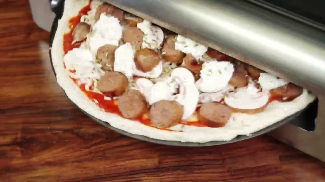 Cum prepari o pizza, rapid, chiar la tine acasă. Un specialist pizzar îți explică