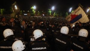 Protestatarii sârbi au luat cu asalt Parlamentul după ce au fost impuse noi interdicții din cauza COVID-19