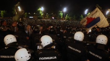 Protestatarii sârbi au luat cu asalt Parlamentul după ce au fost impuse noi interdicții din cauza COVID-19