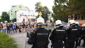 Manifestanți bătuți de poliție în a doua seară de proteste violente în Serbia. Președintele renunță la o parte din măsuri