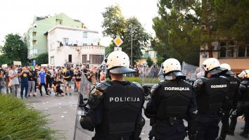 Manifestanți bătuți de poliție în a doua seară de proteste violente în Serbia. Președintele renunță la o parte din măsuri