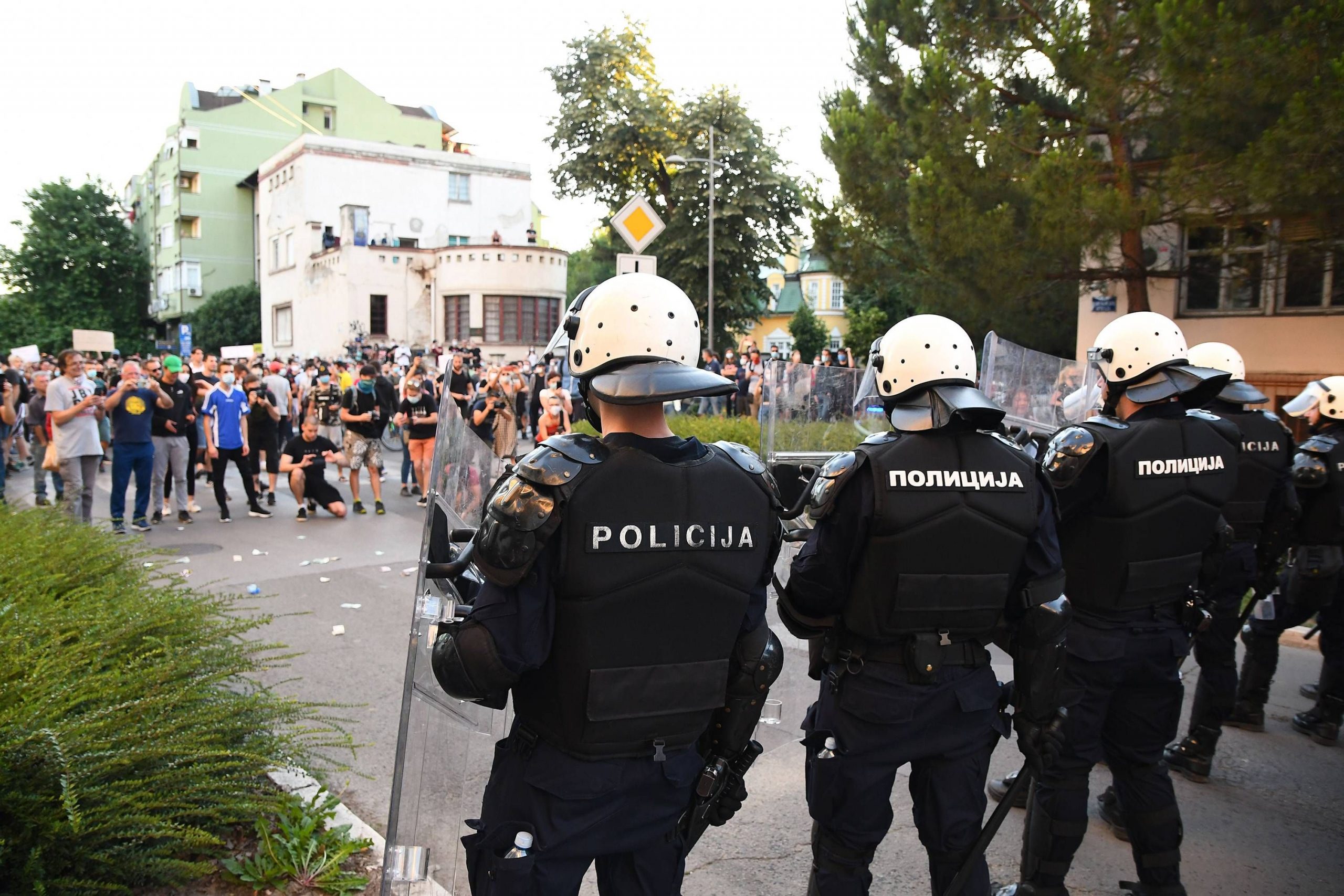 Manifestanți bătuți de poliție în a doua seară de proteste violente în Serbia. Președintele renunță la o parte din măsuri