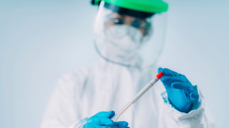 Studiu: Asimptomaticii poartă aceeași cantitate de virus ca cei simptomatici