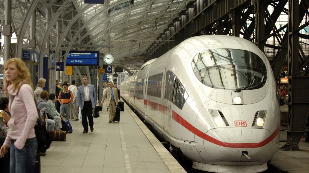 Peste 300 de pasageri ai unui tren de mare viteză au fost evacuați în apropierea Berlinului. Poliția a intervenit