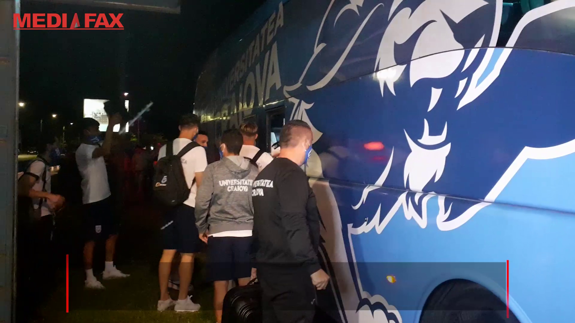 VIDEO Universitatea Craiova sărbătorește victoria fără suporteri, din cauza COVID-19. Jandarmii au ținut fanii la distanță