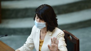 Conferința de presă a Violetei Alexandru a fost întreruptă de un pensionar. Gestul Violetei Alexandru